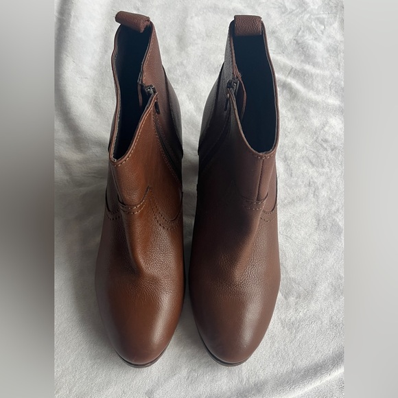 Women’s short leather booties. Size 10 - Picture 4 of 5